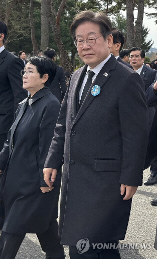 28일 오전 더불어민주당 이재명 대표가 국립대전현충원에서 열리는 서해수호의날 기념식에 참석하고 있다.연합뉴스